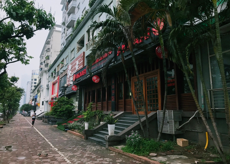 Ngay thu 10 gian cach xa hoi COVID-19, cua hang o at treo bien tra, cho thue mat bang