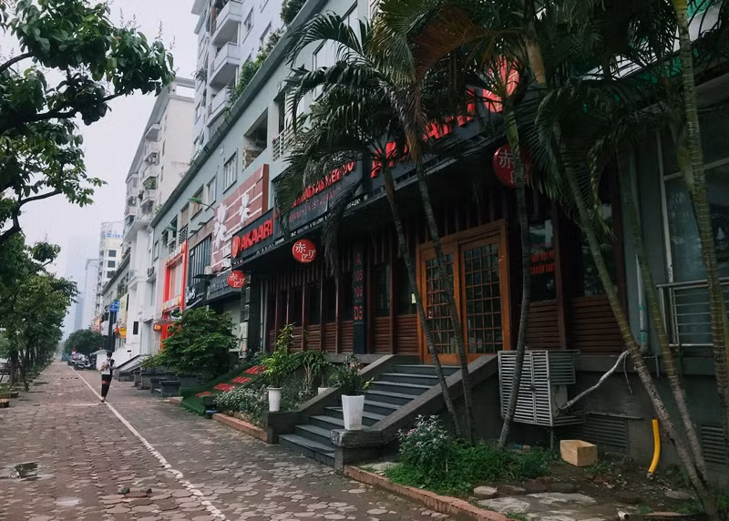 Ngay thu 10 gian cach xa hoi COVID-19, cua hang o at treo bien tra, cho thue mat bang