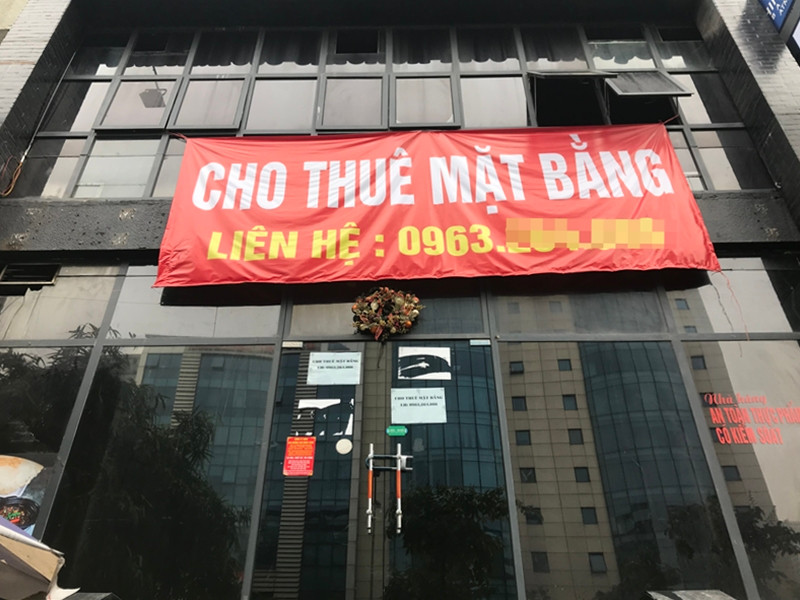 Khi nhiều cửa hàng phải đóng cửa tạm thời dừng hoạt động kinh doanh, một số cửa hàng khác do “ngấm đòn” COVID-19 nên đành phải trả lại mặt bằng, các chủ mặt bằng treo thông báo cho thuê nhưng ở thời điểm cả xã hội đang cách ly như thế này thì chưa có ai đến hỏi thuê.