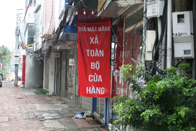 Không chỉ có các cửa hàng kinh doanh ẩm thực mà hàng loạt cửa hàng, shop thời trang nằm trên đường Cầu Giấy cũng đồng loạt treo biển thông báo "trả lại mặt bằng. Xả toàn bộ cửa hàng".