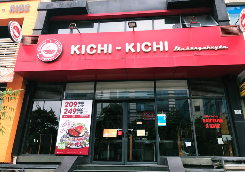 Nhiều nhà hàng nằm trên đường Trần Thái Tông đều dán thông báo bên ngoài về việc phải tạm thời đóng cửa do đại dịch COVID-19.