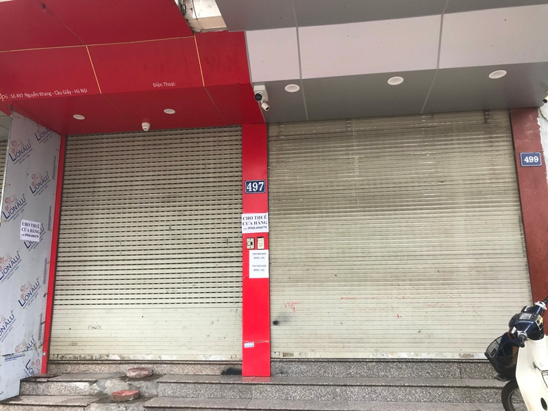 Nhiều người thuê mặt bằng đang chịu thiệt hại nặng nề do phải tạm dừng kinh doanh vì dịch bệnh COVID-19. Do vậy, trong thời gian phải tạm thời phải đóng cửa hàng kinh doanh, nhiều chủ cửa hàng bắt đầu chuyển hướng kinh doanh sang hình thức online.