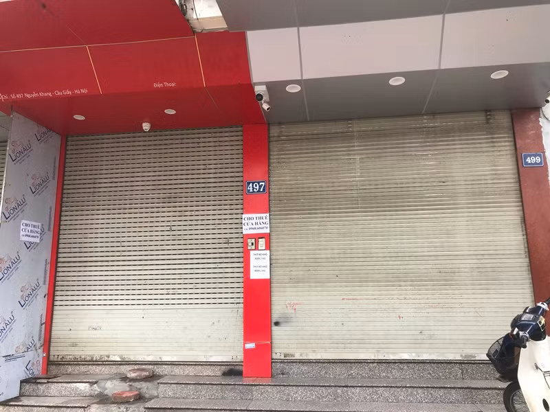 Nhiều người thuê mặt bằng đang chịu thiệt hại nặng nề do phải tạm dừng kinh doanh vì dịch bệnh COVID-19. Do vậy, trong thời gian phải tạm thời phải đóng cửa hàng kinh doanh, nhiều chủ cửa hàng bắt đầu chuyển hướng kinh doanh sang hình thức online.