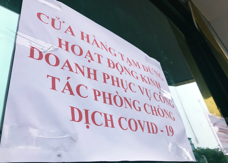 Một cửa hàng khác cũng cẩn thận dán nhiều tờ thông báo xung quanh cửa hàng về việc tạm dừng hoạt động kinh doanh phục vụ công tác phòng chống dịch COVID-19.