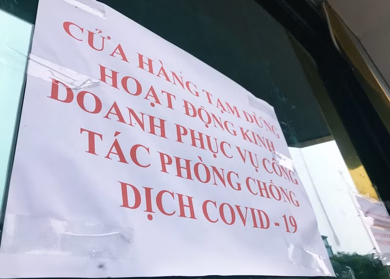 Một cửa hàng khác cũng cẩn thận dán nhiều tờ thông báo xung quanh cửa hàng về việc tạm dừng hoạt động kinh doanh phục vụ công tác phòng chống dịch COVID-19.