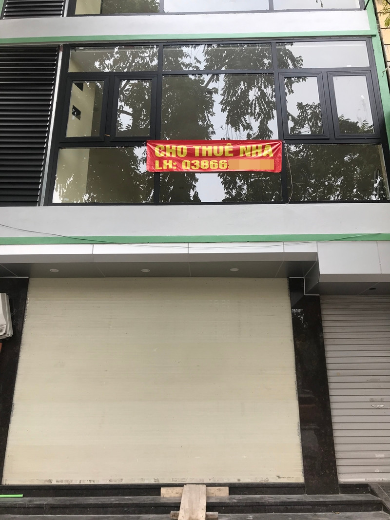 Thông báo cho thuê nhà được gia chủ dán lên để tìm người thuê.