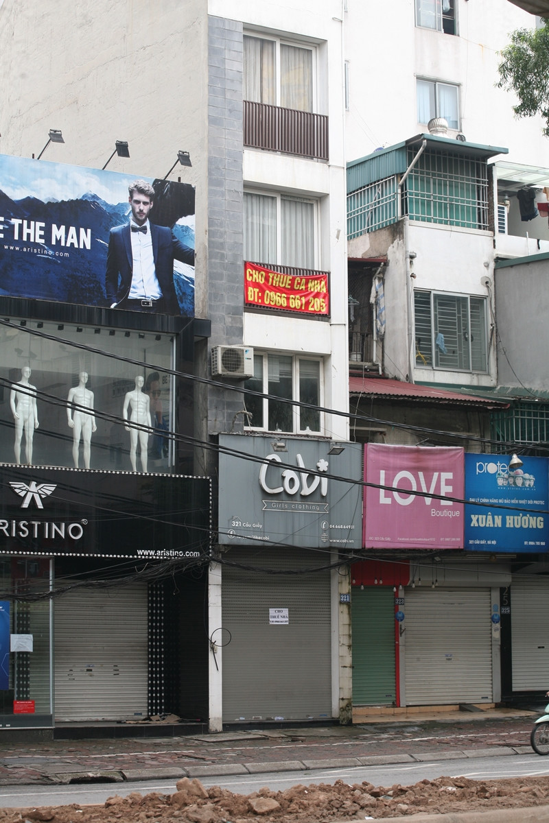 Dịch COVID-19 khiến phố thời trang sầm uất trên đường Cầu Giấy trở nên buồn hiu, chủ cửa hàng ồ ạt trả mặt bằng, chi chít các tấm biển cho thuê nhà.