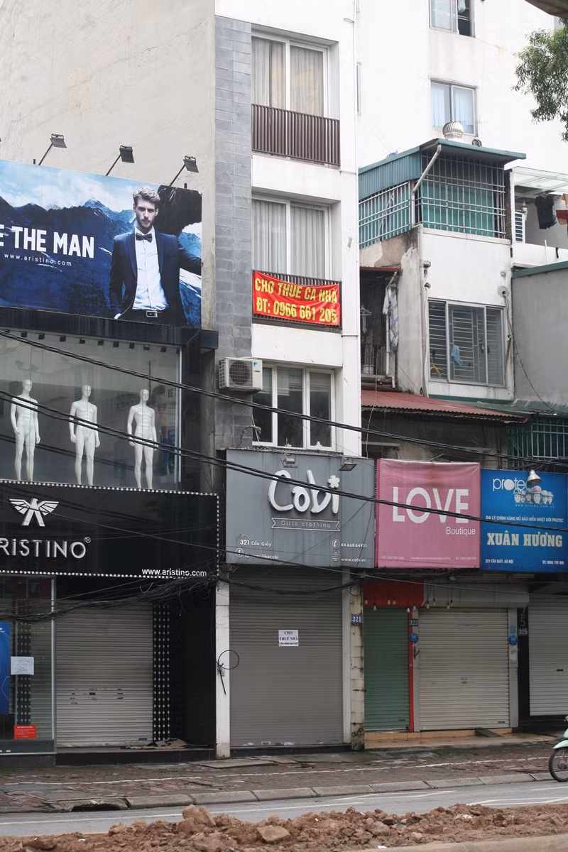 Dịch COVID-19 khiến phố thời trang sầm uất trên đường Cầu Giấy trở nên buồn hiu, chủ cửa hàng ồ ạt trả mặt bằng, chi chít các tấm biển cho thuê nhà.