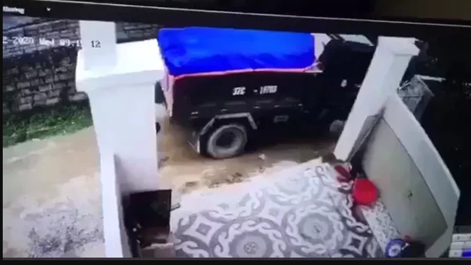 Video: Lui xe tai can chet be trai, tai xe be thi the phi tang hien truong