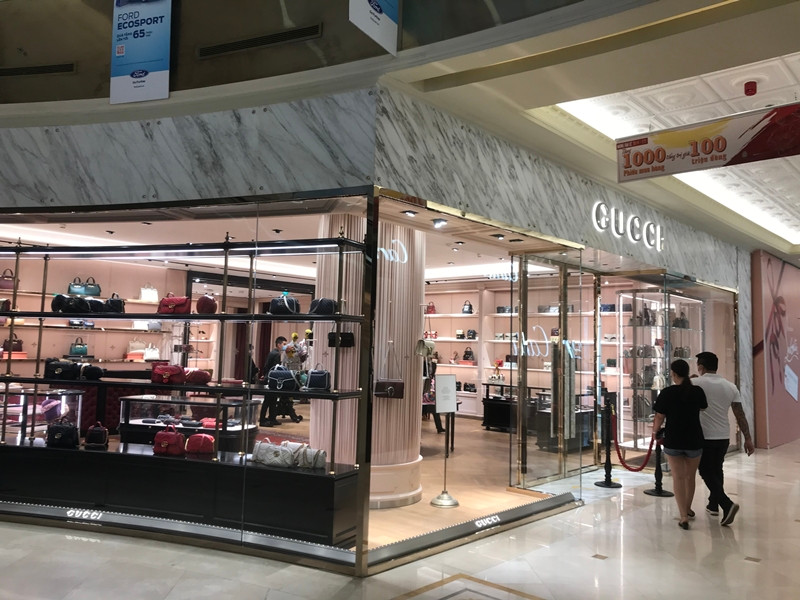 Thỉnh thoảng mới có một vài vị khách ghé vào cửa hàng túi xách thời trang để tham quan.