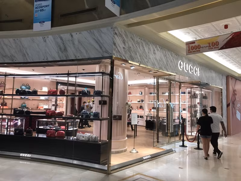 Thỉnh thoảng mới có một vài vị khách ghé vào cửa hàng túi xách thời trang để tham quan.