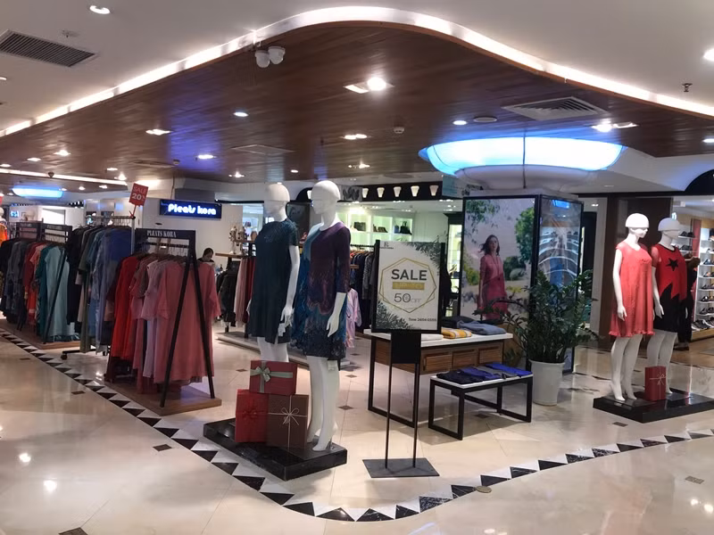Thời trang hàng hiệu tại TTTM Tràng Tiền Plaza.