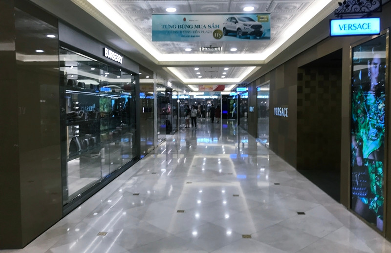 Ghi nhận của PV, trưa ngày 30/4 cho thấy, lượng khách ghé vào Tràng Tiền Plaza khá thưa thớt.