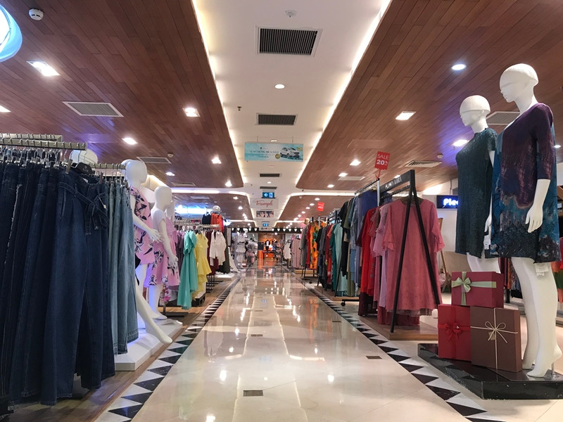 Do hàng hiệu là món đồ kẹt khách, do vậy, lượng khách mua ở Tràng Tiền Plaza không thể so sánh được với các trung tâm thương mại đại trà khác. Tuy nhiên, các thương hiệu thời trang ở đây cũng đều treo biển Sale off từ 20 đến 50% vẫn thưa vắng khách.