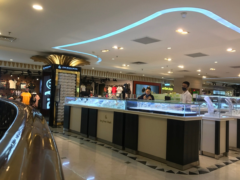 Các quầy hàng trang sức dường như cũng thưa vắng.