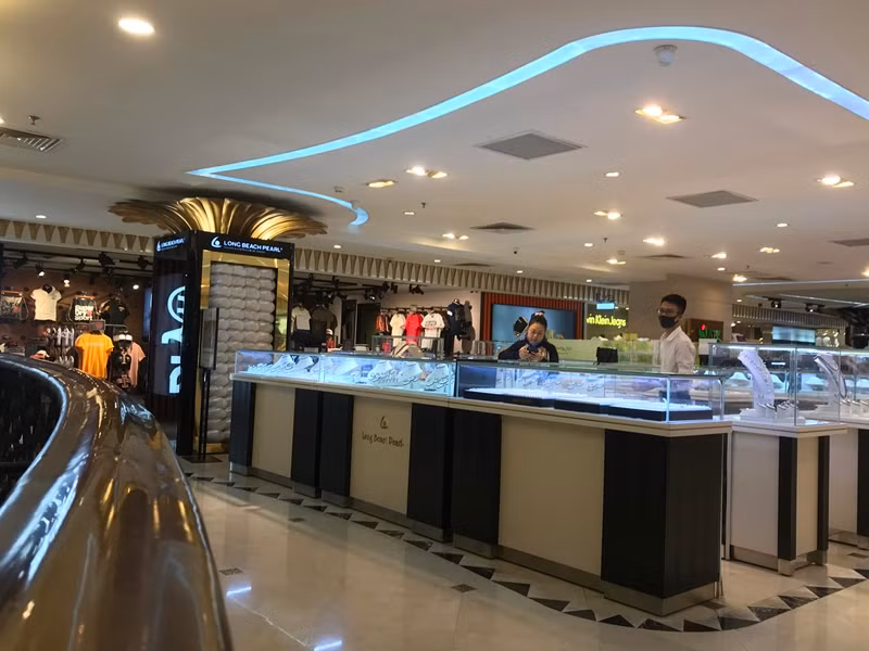 Các quầy hàng trang sức dường như cũng thưa vắng.