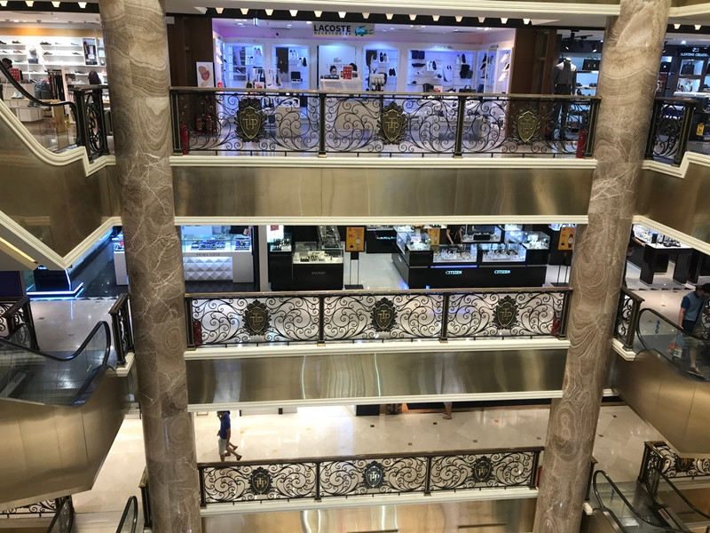 Tràng Tiền Plaza được xem là trung tâm thương mại (TTTM) cao cấp bậc nhất Hà Nội, sánh ngang tầm các trung tâm mua sắm lớn trong khu vực và thế giới.