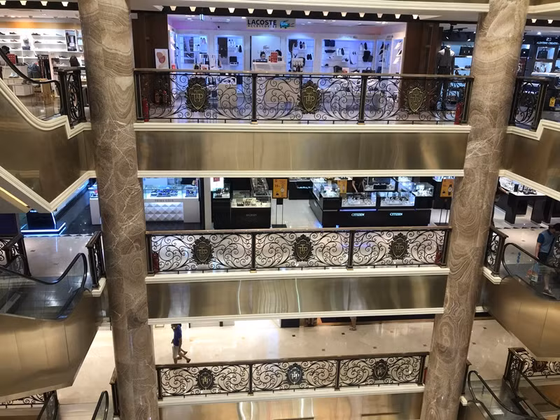 Tràng Tiền Plaza được xem là trung tâm thương mại (TTTM) cao cấp bậc nhất Hà Nội, sánh ngang tầm các trung tâm mua sắm lớn trong khu vực và thế giới.