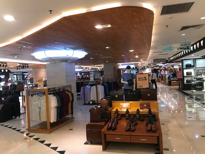 Thực tế cho thấy, các cửa hàng bên trong Tràng Tiền Plaza gần như vắng khách.
