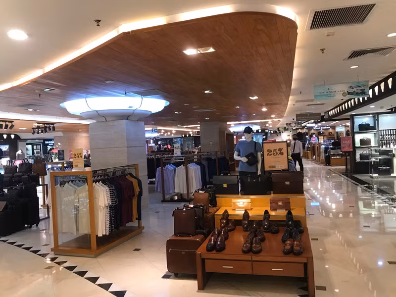 Thực tế cho thấy, các cửa hàng bên trong Tràng Tiền Plaza gần như vắng khách.