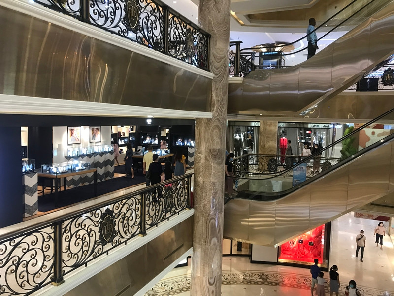 Nhưng vài năm trở lại đây, nhiều cơ quan truyền thông liên tục nêu việc các mặt hàng tại Tràng Tiền Plaza càng ngày càng ế ẩm.