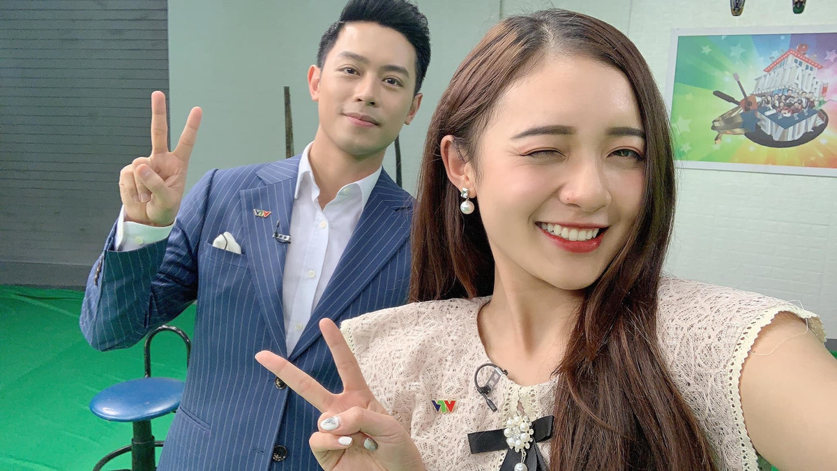 Nữ MC vui vẻ chụp ảnh cùng đồng nghiệp trong những phút giây thư giãn trước khi lên sóng.