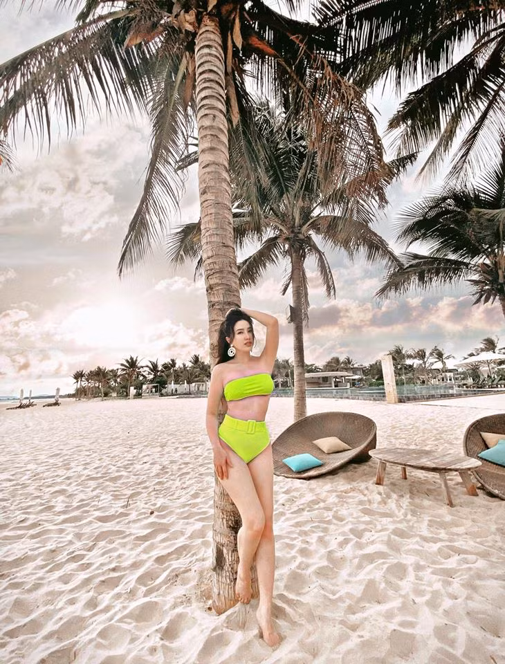 Trong ngày, Bảo Thy diện bộ bikini màu xanh bắt mắt khiến fan trầm trồ vì thân hình chuẩn đồng hồ cát. Nữ ca sĩ quan niệm: "Ai thích gầy chứ riêng Thy thì Thy thấy phụ nữ đầy đặn dễ cưng hơn".