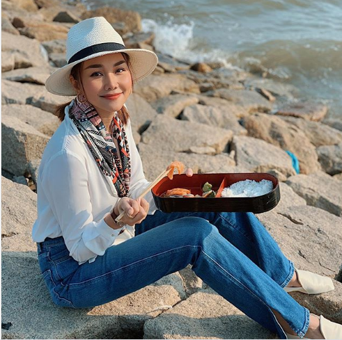 Thanh Hằng trẻ trung khi lựa chọn quần jeans và áo sơ mi kết hợp với chiếc mũ sáng màu. Nữ siêu mẫu sử dụng thêm phụ kiện chiếc khăn vải khoác nhẹ nhằm tạo cảm giác nhẹ nhàng, nữ tính.