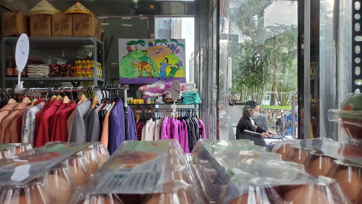 Vị đại diện cũng cho biết thêm, từ việc lên ý tưởng đến tìm kiếm nguồn hàng và sắp xếp trong siêu thị đều do nhân viên của Công ty luân phiên thực hiện. Để những người thực sự khó khăn tiếp cận được với chương trình, ban tổ chức đã đến các khu vực có nhiều người khó khăn, người vô gia cư, các bệnh viện để trực tiếp thông tin về chương trình. Siêu thị 0 đồng sẽ được triển khai trong vòng 3 tháng, nhưng nếu hoạt động từ thiện hiệu quả có thể sẽ được kéo dài cả khi đến hết dịch COVID-19.