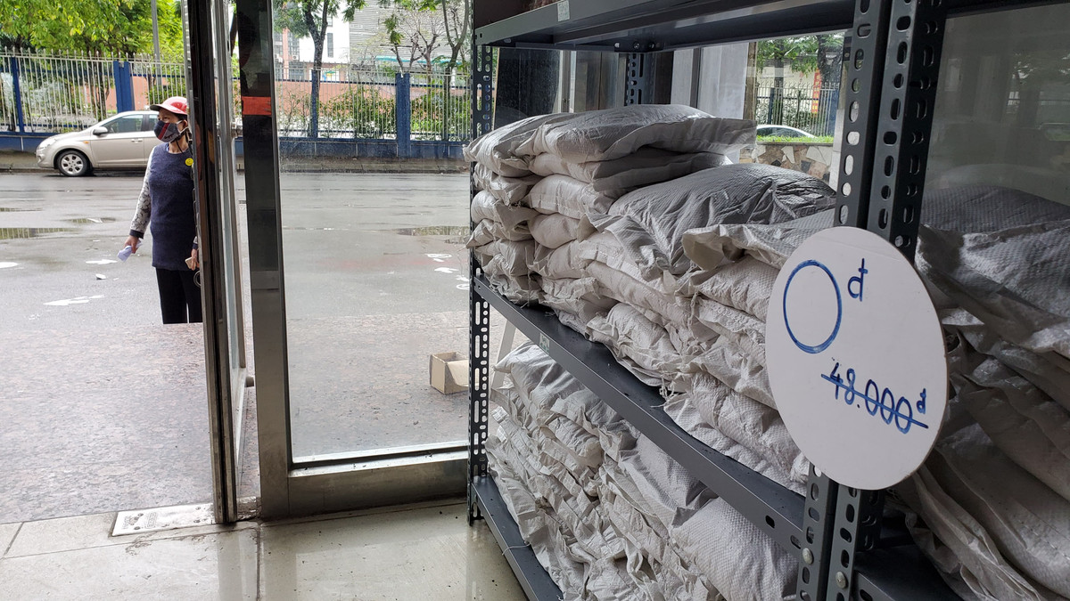 Một số hàng hóa có giá thực rất cao nhưng vẫn được siêu thị để ở mức thấp để mỗi người có thể lấy thêm được các nhu yếu phẩm khác.