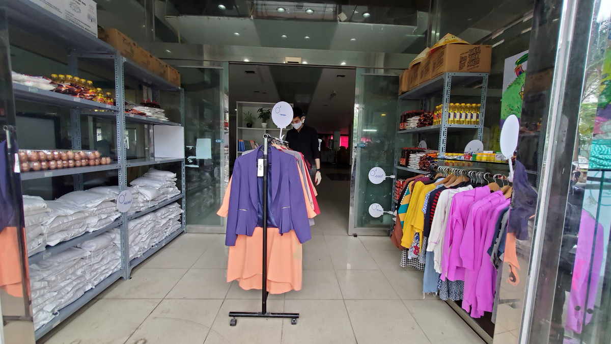 Bên trong siêu thị 0 đồng bày các nhu yếu phẩm như: Gạo, mắm, muối, mì tôm, mì chính, bàn chải đánh răng, áo khoác, áo len,…