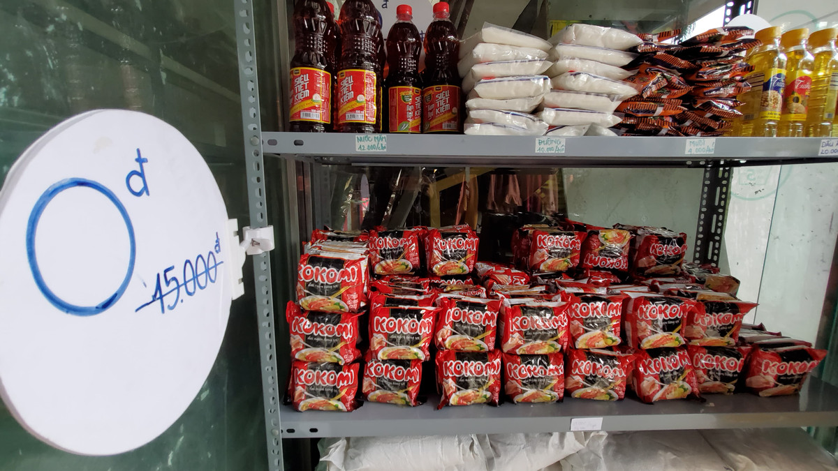 Mỗi mặt hàng được ghi giá tượng trưng trong mức 15.000 - 48.000 đồng, để ước tính mỗi người có thể chọn được đồ dùng cần thiết trong giới hạn 100.000 đồng.