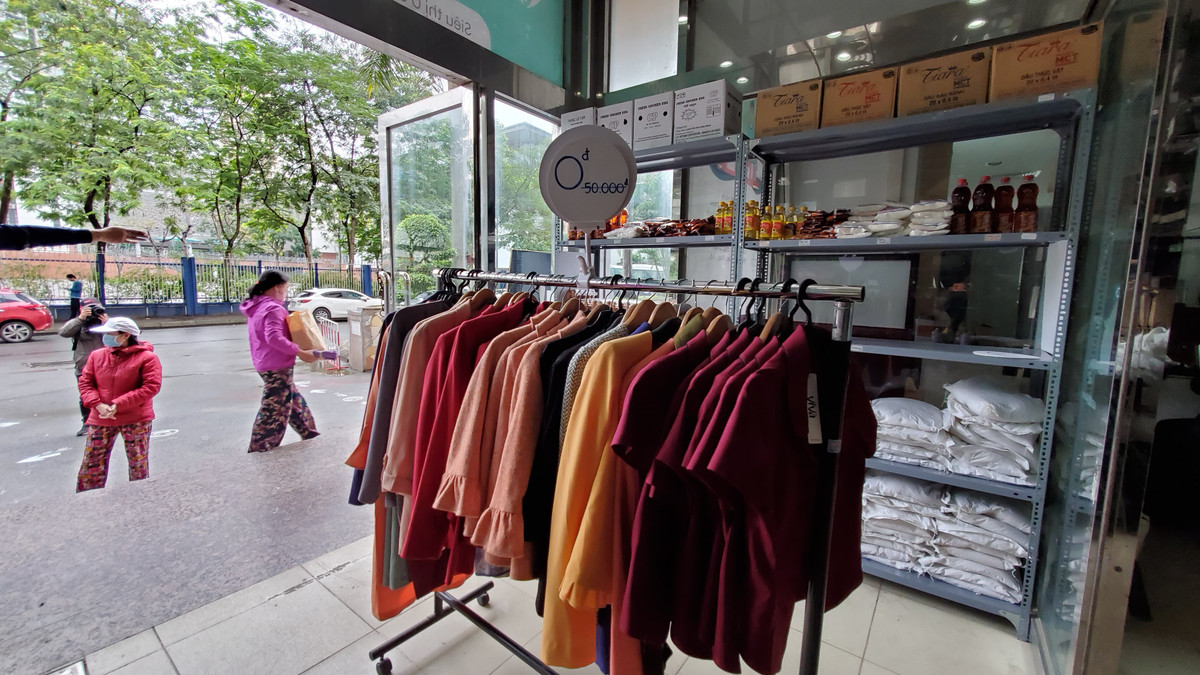 Cùng với đó, mỗi người khi đến đây sẽ được đăng ký thông tin nhằm đảm bảo được số lần mua hàng trong tuần theo đúng quy định.