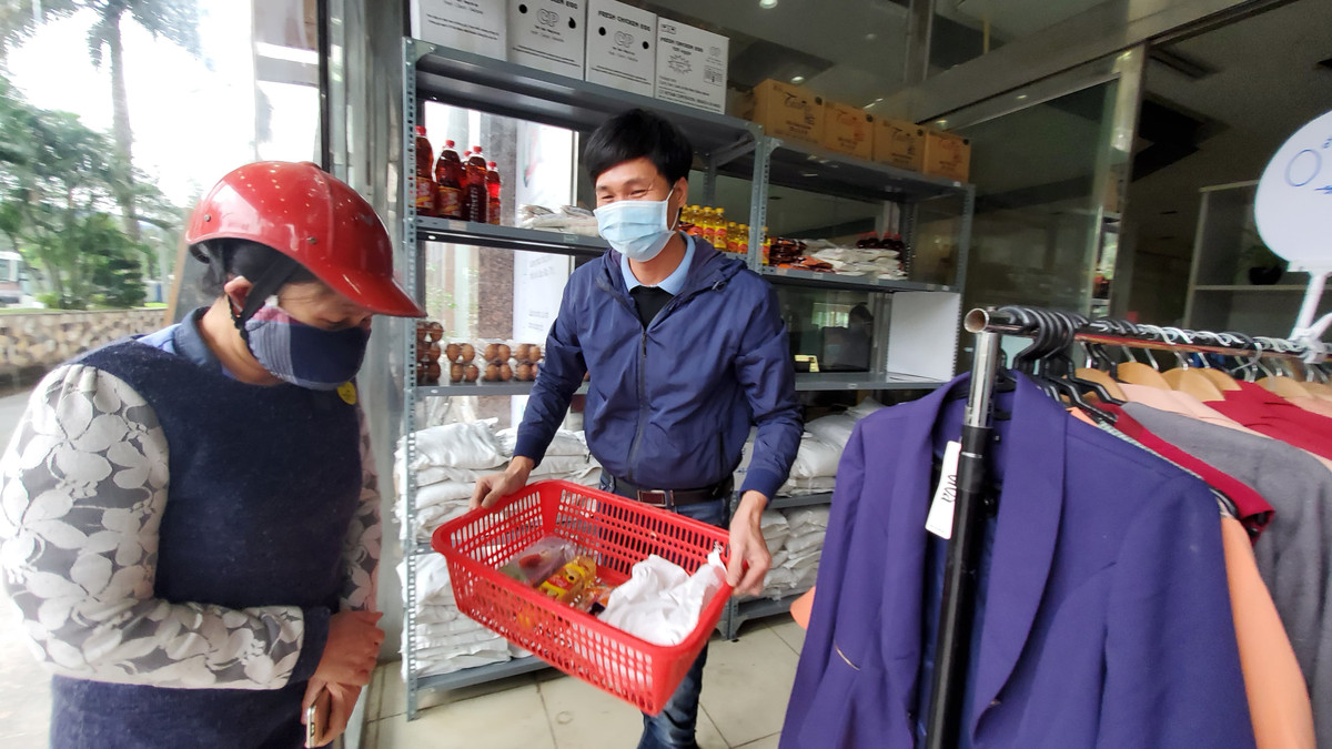 Anh Trung Kiên (quê Ứng Hòa, Hà Nội), là một trong những khách hàng tìm đến siêu thị 0 đồng và có được 1 bao gạo 3kg cùng nhiều đồ dùng khác. Anh Kiên không khỏi xúc động, nói: "Đó là một sự động viên kịp thời, tôi cũng không biết nói gì hơn, chỉ biết cảm ơn mọi người đã không quên giúp đỡ chúng tôi".