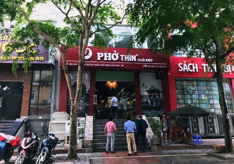 Một quán phở trên đường Trần Thái Tông cũng mở cửa đón khách nhộn nhịp trong buổi trưa ngày hôm nay.