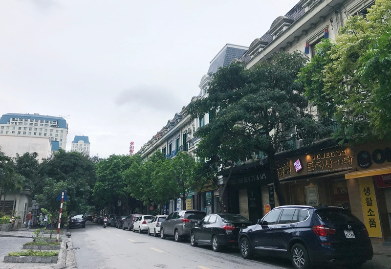 Các quận huyện khác thì hoạt động kinh tế sẽ được nới lỏng dần nhưng những nơi như quán bar, karaoke, massage, trò chơi điện tử… theo quy định của Chỉ thị 15 vẫn phải đóng cửa ít nhất đến 30/4. Đặc biệt, nghiêm cấm hoạt động quán nước chè và quán bán trà chanh vỉa hè, bởi những quán nước này có ghế ngồi thấp, nguy cơ lây nhiễm cao. (Hình ảnh một số nhà hàng trên con phố Hàn ở Mễ Trì, Hà Nội cũng bắt đầu mở cửa đón khách).