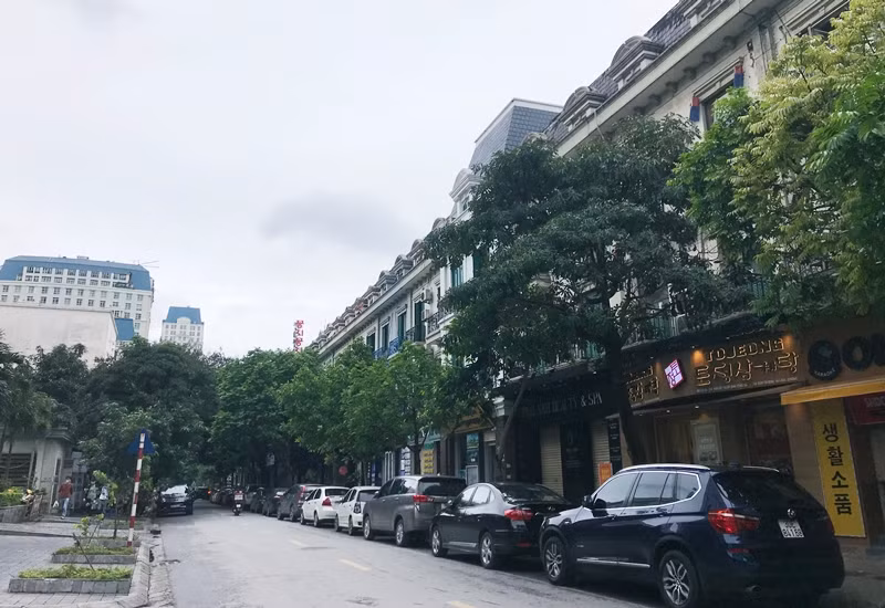 Các quận huyện khác thì hoạt động kinh tế sẽ được nới lỏng dần nhưng những nơi như quán bar, karaoke, massage, trò chơi điện tử… theo quy định của Chỉ thị 15 vẫn phải đóng cửa ít nhất đến 30/4. Đặc biệt, nghiêm cấm hoạt động quán nước chè và quán bán trà chanh vỉa hè, bởi những quán nước này có ghế ngồi thấp, nguy cơ lây nhiễm cao. (Hình ảnh một số nhà hàng trên con phố Hàn ở Mễ Trì, Hà Nội cũng bắt đầu mở cửa đón khách).