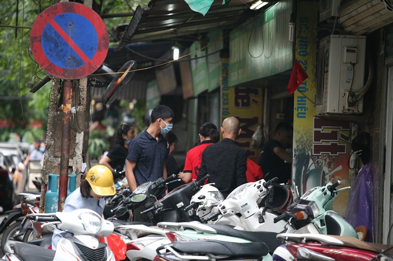 Hầu hết các quán ăn bình dân trên phố Tô Hiệu đều chật kín khách khi mở cửa trở lại vào trưa ngày 23/4.