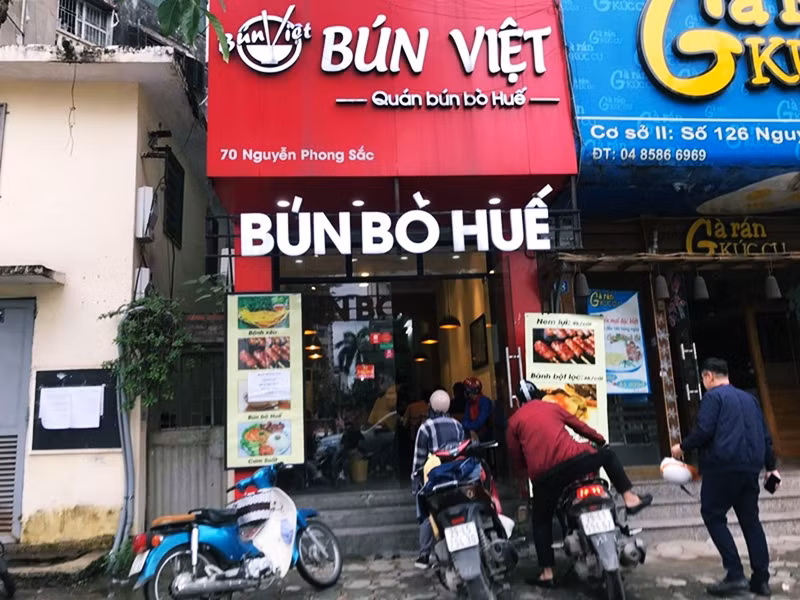 Khách đến quán bún bò Huế trên đường Nguyễn Phong Sắc chật kín.