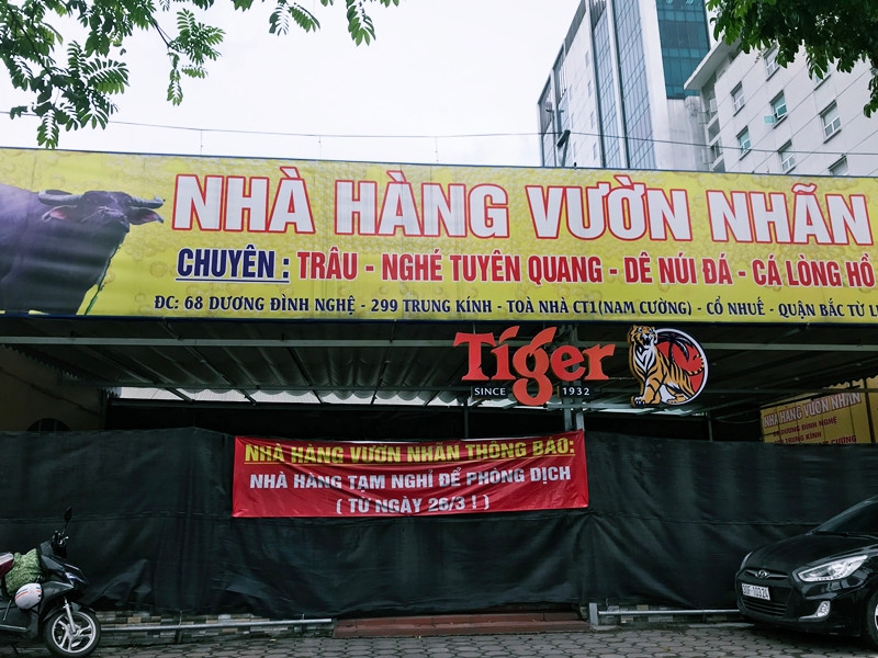 Một số nhà hàng khác thì vẫn treo biển tạm nghỉ để phòng dịch.