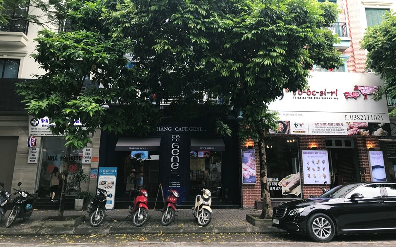 Mặc dù đã mở cửa trở lại nhưng lượng khách đến các nhà hàng trên phố Hàn không quá đông.