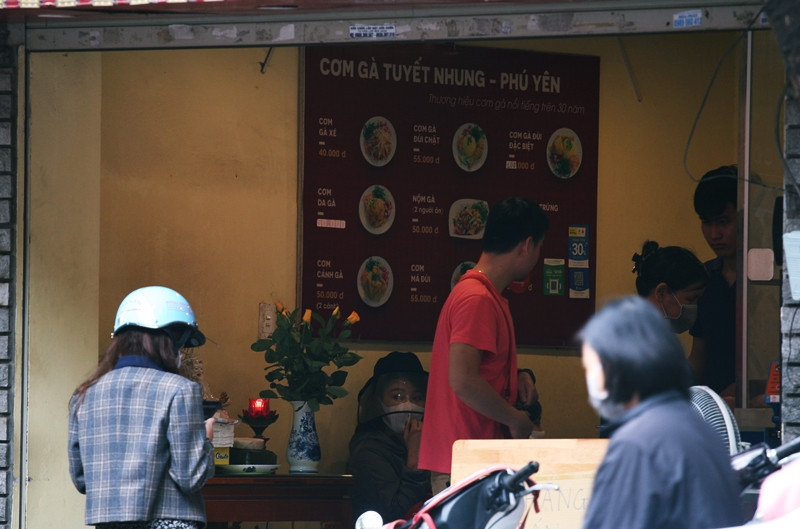 Quán cơm gà trên phố Tô Hiệu khách hàng ra vào liên tục, nhân viên quán phục vụ mỏi tay.