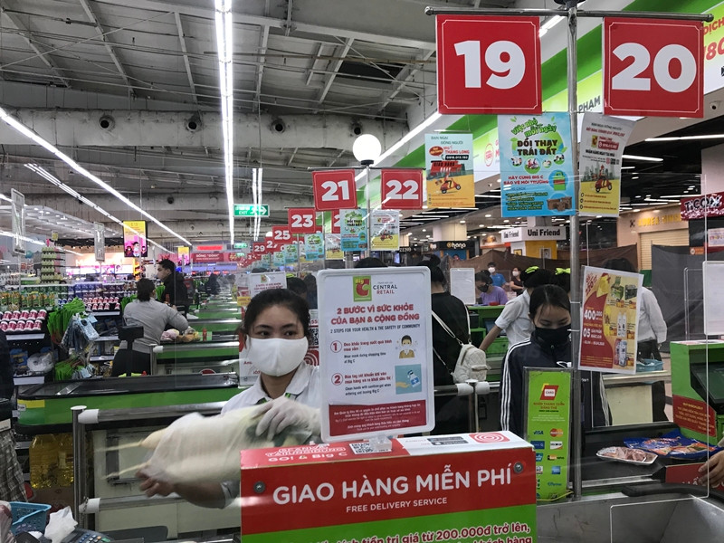 Đại diện Big C cho biết: "Hưởng ứng phong trào cả nước cùng chung tay đẩy lùi COVID-19, chúng tôi đã lên kế hoạch chống dịch cho siêu thị với câu "2m cách xa - Cô Vy xê ra".