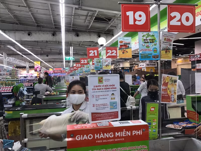 Đại diện Big C cho biết: "Hưởng ứng phong trào cả nước cùng chung tay đẩy lùi COVID-19, chúng tôi đã lên kế hoạch chống dịch cho siêu thị với câu "2m cách xa - Cô Vy xê ra".