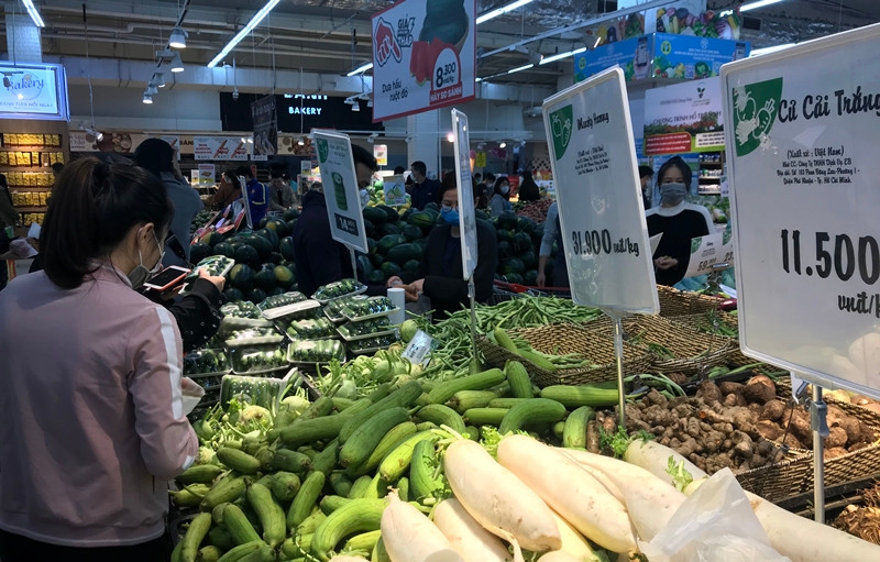 Đa dạng các thực phẩm củ quả, khách hàng không nên quá lo lắng về hàng hóa ở siêu thị.