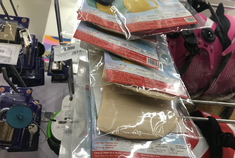 Từ các loại khẩu trang vải kháng khuẩn, khẩu trang thường, loại 2 lớp, 3 lớp được bày bán với giá bình dân cho khách hàng.