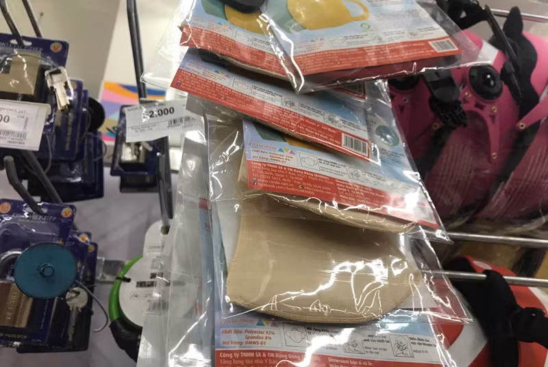 Từ các loại khẩu trang vải kháng khuẩn, khẩu trang thường, loại 2 lớp, 3 lớp được bày bán với giá bình dân cho khách hàng.