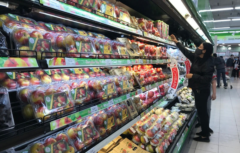 Các loại hoa quả tươi cũng được cung ứng lấp đầy kệ.