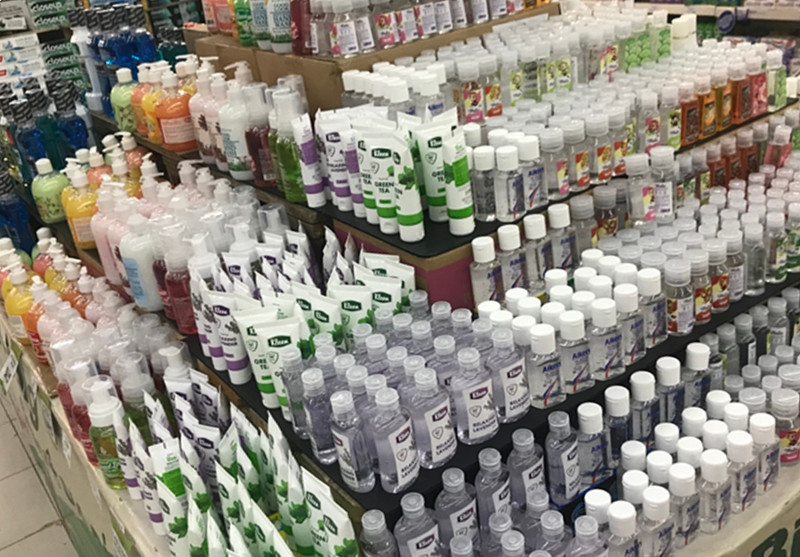 Nguồn cung dồi dào, nước rửa tay, gel sát khuẩn khô đủ các loại được bày bán tràn ngập bên trong siêu thị Big C Thăng Long.