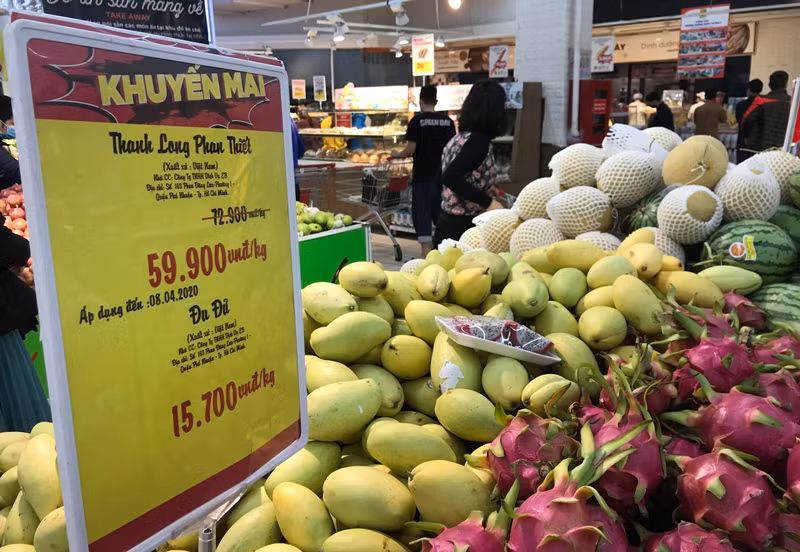 Mặt hàng hoa quả được cung cấp khá nhiều và khuyến mãi, đảm bảo sức mua của người dân.